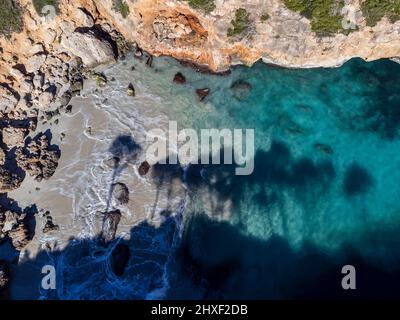 Ombre de pins, Caló d es Moro, Santanyi, Majorque, Iles Baléares, Espagne. Banque D'Images