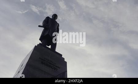 Vue de dessous d'un grand monument en bronze au nom de Pavel Nakhimov. Action. Concept d'art et d'histoire, mémorial de la personne célèbre. Banque D'Images