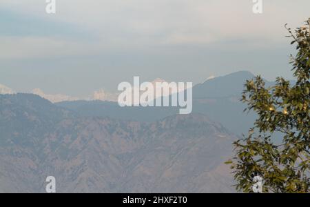 La photographie a été prise dans l'après-midi sous le ciel bleu, la pointe des chaînes de l'himalaya remplies de neige sont partiellement visibles en arrière-plan Banque D'Images