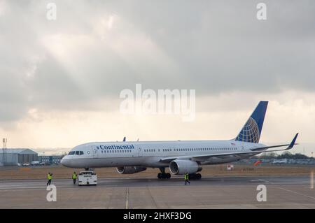 Continental Airlines est sur la piste. Aéroport de Bristol, Angleterre, Royaume-Uni Banque D'Images
