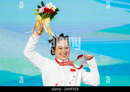 Pékin, Chine. 12th mars 2022. Paralympiques, ski alpin, femmes, Slalom, assis, Cérémonie de remise des prix place des médailles de Yanqing : Haiyuan Zhang de Chine avec sa médaille d'argent. Credit: Christoph Soeder/dpa/Alay Live News Banque D'Images