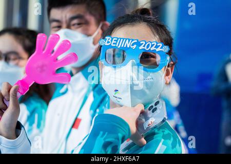 Pékin, Chine. 12th mars 2022. Paralympiques, ski alpin de Para, femmes, Slalom, cérémonie de remise des prix place des médailles Yanqing : un spectateur porte des lunettes Beijing 2022. Credit: Christoph Soeder/dpa/Alay Live News Banque D'Images