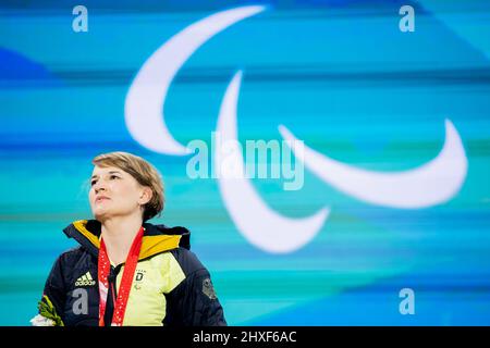 Pékin, Chine. 12th mars 2022. Paralympiques, ski alpin, femmes, Slalom, assis, Cérémonie de remise des prix place des médailles de Yanqing : Anna-Lena Forster d'Allemagne avec sa médaille d'or pendant l'hymne national de l'Allemagne. Credit: Christoph Soeder/dpa/Alay Live News Banque D'Images