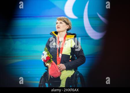 Pékin, Chine. 12th mars 2022. Paralympiques, ski alpin, femmes, Slalom, assis, Cérémonie de remise des prix place des médailles de Yanqing : Anna-Lena Forster d'Allemagne avec sa médaille d'or pendant l'hymne national de l'Allemagne. Credit: Christoph Soeder/dpa/Alay Live News Banque D'Images