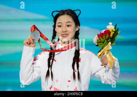 Pékin, Chine. 12th mars 2022. Paralympiques, ski alpin, femmes, Slalom, debout, Cérémonie de remise des prix place des médailles de Yanqing : Mengqiu Zhang de Chine avec sa médaille d'argent. Credit: Christoph Soeder/dpa/Alay Live News Banque D'Images