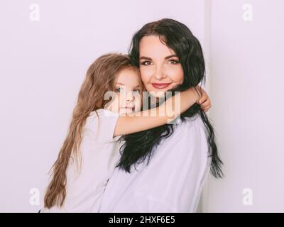 belle et joyeuse mère et fille ensemble dans la chambre. Intérieur, famille, amour, soutien, maman et fille concept. Banque D'Images