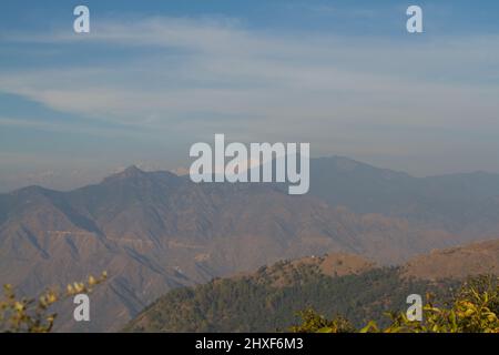 La photographie a été prise dans l'après-midi sous le ciel bleu, la pointe des chaînes de l'himalaya remplies de neige sont partiellement visibles en arrière-plan Banque D'Images