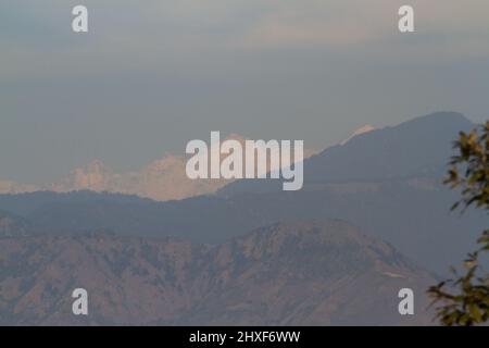 La photographie a été prise dans l'après-midi sous le ciel bleu, la pointe des chaînes de l'himalaya remplies de neige sont partiellement visibles en arrière-plan Banque D'Images