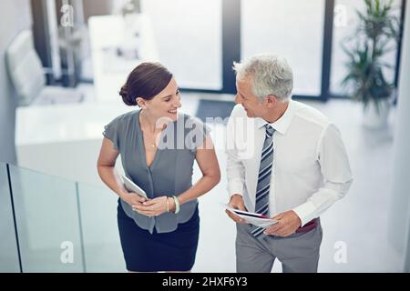 Entreprise Twos. Photo courte de deux hommes d'affaires qui parlent lorsqu'ils entrent dans le bureau. Banque D'Images