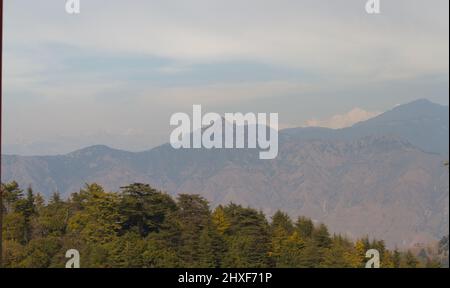 La photographie a été prise dans l'après-midi sous le ciel bleu, la pointe des chaînes de l'himalaya remplies de neige sont partiellement visibles en arrière-plan Banque D'Images