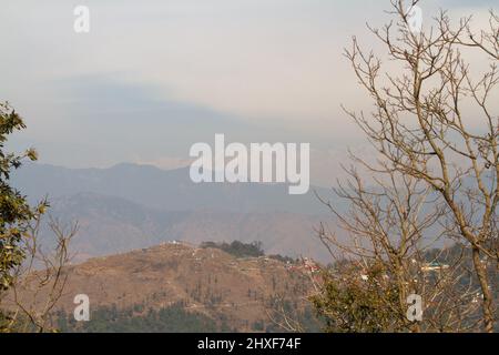 La photographie a été prise dans l'après-midi sous le ciel bleu, la pointe des chaînes de l'himalaya remplies de neige sont partiellement visibles en arrière-plan Banque D'Images