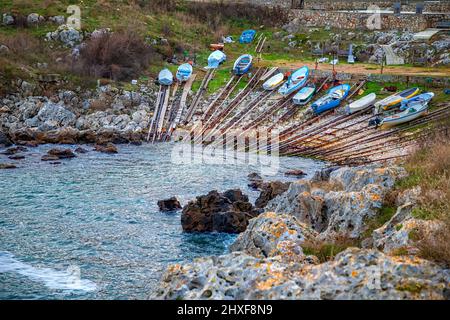 La jetée du village bulgare de Tyulenovo sur la côte nord avec des bateaux de pêche sur la rive Banque D'Images