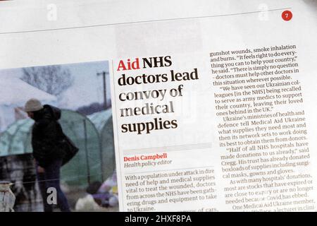 'Les médecins du NHS d'aide dirigent un convoi de fournitures médicales' Guardian titre journal Ukraine clipping Inside page 8 Mars 2022 Londres Angleterre Royaume-Uni Grande-Bretagne Banque D'Images