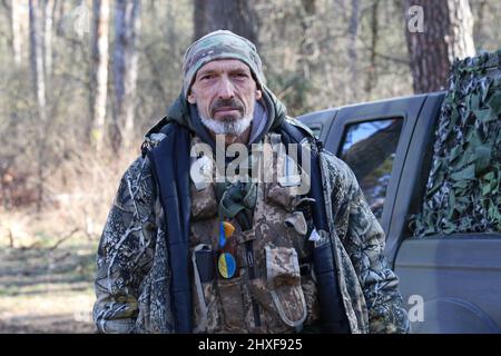 Irpin, Oblast de Kiev, Ukraine. 10th mars 2022. Un soldat ukrainien vu autour de la ville d'Irpin. Les forces militaires russes ont lancé une invasion à grande échelle de l'Ukraine depuis février 24th. (Image de crédit : © Mohammad Javad Abjoushak/SOPA Images via ZUMA Press Wire) Banque D'Images