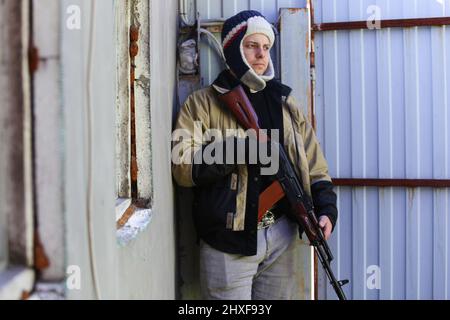 Irpin, Oblast de Kiev, Ukraine. 10th mars 2022. Un jeune ukrainien vu avec un fusil. Les forces militaires russes ont lancé une invasion à grande échelle de l'Ukraine depuis février 24th. (Image de crédit : © Mohammad Javad Abjoushak/SOPA Images via ZUMA Press Wire) Banque D'Images