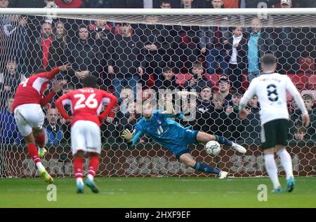 Le gardien de but de Fulham Marek Rodak (au centre) est envoyé dans la mauvaise direction, car Barnsley's Carlton Morris (à gauche) marque le premier but de son côté du jeu à partir d'une pénalité pendant le match de championnat de pari de Sky au stade Oakwell, Barnsley. Date de la photo: Samedi 12 mars 2022. Banque D'Images