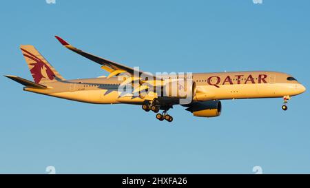 Qatar Airways Airbus A350 A7-ALM sur l'approche de l'aéroport de Perth, Australie occidentale Banque D'Images