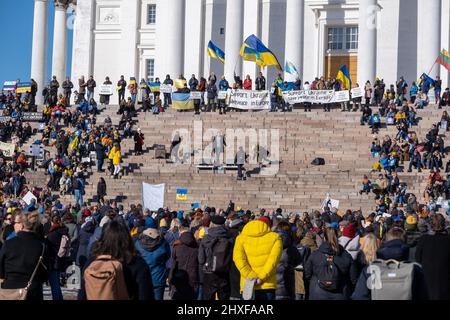 Helsinki / Finlande - 12 MARS 2022 : la manifestation #MothersForPeace contre l'invasion russe de l'Ukraine a rassemblé des milliers de personnes au Sénat Banque D'Images