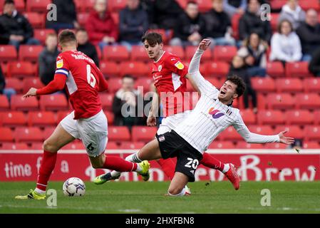 Les Mads Juel Andersen et Liam Kitching de Barnsley observent que Neco Williams de Fulham tombe pendant le match du championnat Sky Bet au stade Oakwell, Barnsley. Date de la photo: Samedi 12 mars 2022. Banque D'Images