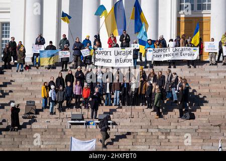 Helsinki / Finlande - 12 MARS 2022 : la manifestation #MothersForPeace contre l'invasion russe de l'Ukraine a rassemblé des milliers de personnes au Sénat Banque D'Images