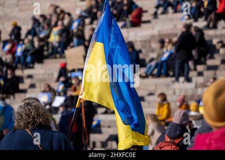 Helsinki / Finlande - 12 MARS 2022 : la manifestation #MothersForPeace contre l'invasion russe de l'Ukraine a rassemblé des milliers de personnes au Sénat Banque D'Images