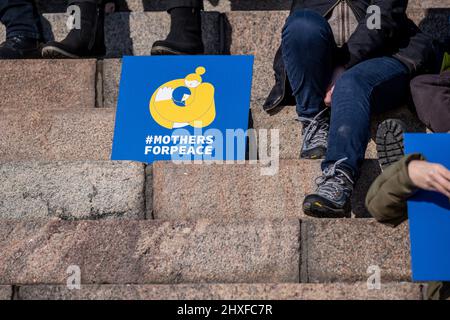 Helsinki / Finlande - 12 MARS 2022 : la manifestation #MothersForPeace contre l'invasion russe de l'Ukraine a rassemblé des milliers de personnes au Sénat Banque D'Images