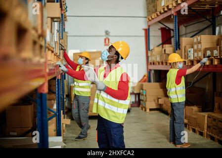 Travailleurs de la construction dans l'entrepôt Banque D'Images