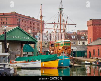 Underfall Yard sur le port flottant de Bristol avec la réplique Matthew Tudor navire dans le quai sec pour les réparations - Bristol UK Banque D'Images