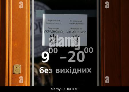 Non exclusif: LVIV, UKRAINE - 11 MARS 2022 - des notes sont présentées à la porte d'un magasin, Lviv, Ukraine occidentale. Banque D'Images