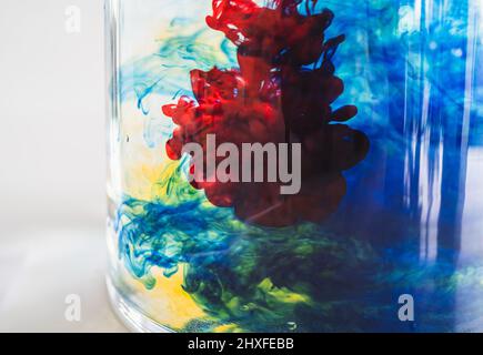 gouttes de couleur dans le verre d'eau Banque D'Images