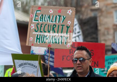 Glasgow, Écosse, Royaume-Uni. 12th mars 2022. Les militants se joignent à la Marche des femmes pour l'égalité du parc Govanhill au parc Queens dans le cadre des célébrations de la Journée internationale de la femme. Credit: SKULLY/Alay Live News Banque D'Images