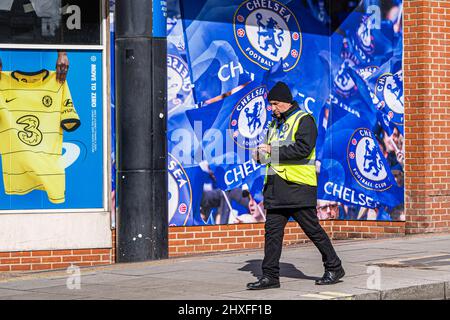 STAMFORD BRIDGE LONDRES, ROYAUME-UNI. 12 mars 2022 . Un agent de sécurité marche le mégastore de Chelsea au pont Stamford. Mobile telecicaitons Three a suspendu le parrainage du logo de chemise après que Roman Abramovich a été placé sous sanctions par le gouvernement britannique sur ses prétendus liens étroits avec le président russe Vladimir Poutine dans le sillage de l'invasion de l'UkraineCredit: amer ghazzal/Alamy Live News Banque D'Images