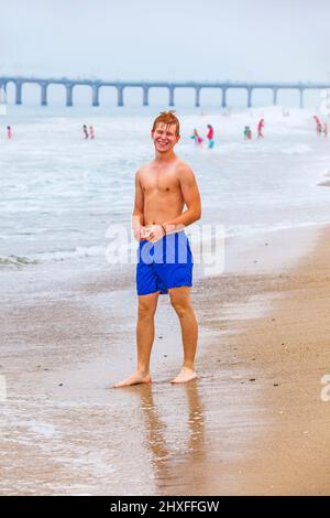 Beau jeune garçon à la plage Banque D'Images