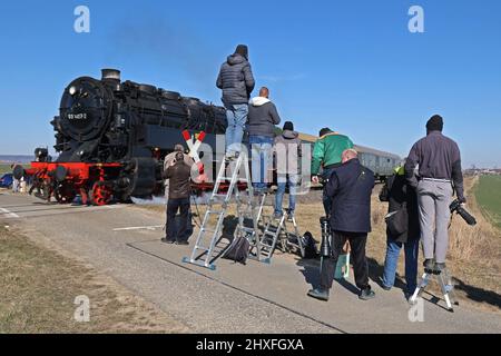 12 mars 2022, Saxe-Anhalt, Blankenburg: Les "observateurs de train" se tiennent le long de la piste et prennent des photos de 'Bergkönigin 95027' sur la ligne de Halberstadt à Blankenburg. Aujourd'hui et demain, le Rübelandbahn court sur l'un des plus beaux et vaut la peine de voir des pistes escarpées à travers la forêt de Harz. Avec cette nouvelle offre, le groupe de travail Rübelandbahn poursuit de grandes traditions historiques et reliera à l'avenir les villes ferroviaires de Halberstadt et Blankenburg avec un train à vapeur à convoyeur. Photo: Peter Gercke/dpa-Zentralbild/dpa Banque D'Images