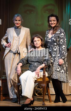 L'acteur Elizabeth McGovern (à gauche), Ava Thompson grande nièce de l'actrice Ava Gardner (au centre) et sa fille Ava Melissa-Silver (à droite) sur l'ensemble de la nouvelle pièce AVA: The Secret conversations aux studios Riverside à l'ouest de Londres. Date de la photo: Samedi 12 mars 2022. Banque D'Images