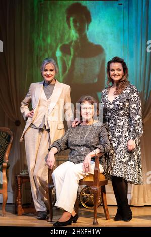 L'acteur Elizabeth McGovern (à gauche), Ava Thompson grande nièce de l'actrice Ava Gardner (au centre) et sa fille Ava Melissa-Silver (à droite) sur l'ensemble de la nouvelle pièce AVA: The Secret conversations aux studios Riverside à l'ouest de Londres. Date de la photo: Samedi 12 mars 2022. Banque D'Images