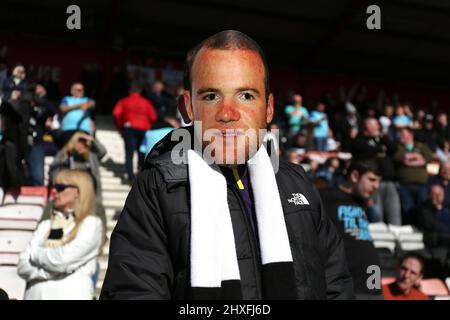 Un fan du comté de Derby dans un masque Wayne Rooney avant le match du championnat Sky Bet au stade Vitality, à Bournemouth. Date de la photo: Samedi 12 mars 2022. Banque D'Images