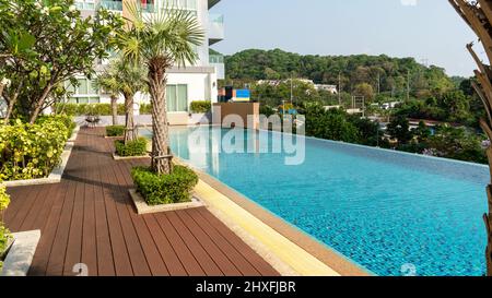 Piscine d'eau propre dans le condominium vue sur le toit, jardin dans l'hôtel et piscine, plam arbres jardin près de la piscine Banque D'Images