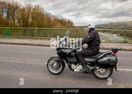 2006 Honda Deauville NT700V 680cc V-Twin, Mid-size tourer ; motocycliste ; transport à deux roues, motos, Véhicule, routes, motos, motocyclistes motards en voiture à Chorley, Royaume-Uni Banque D'Images