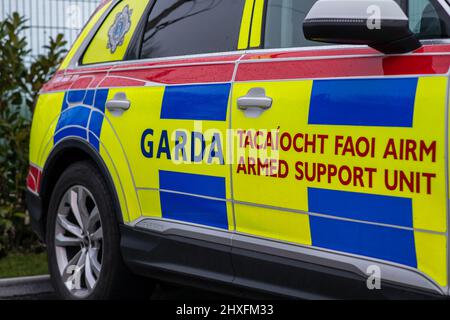 Vue des emblèmes de la police en Irlande, emblème sur la voiture, Limerick,Irlande,12,03,2022 Banque D'Images