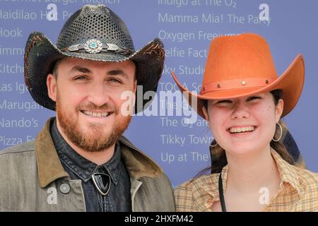 Londres, Royaume-Uni. 12th mars 2022. Les fans de musique country et les visiteurs assistent au festival de musique country de C2C, l'un des plus grands festivals de musique country d'Europe autour de l'arène de O2 et de plusieurs scènes intérieures et extérieures. Beaucoup sont venus en tenue occidentale, y compris des bottes de cowboy, des stetsons et des chapeaux de cowboy, Americana et d'autres tenues connexes pour apprécier leur festival. Credit: Imagetraceur/Alamy Live News Banque D'Images