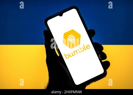 Sur cette photo, un logo Bumble est affiché sur un smartphone avec un drapeau de l'Ukraine en arrière-plan. (Photo de Thiago Prudencio / SOPA Images/Sipa USA) Banque D'Images