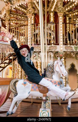 portrait d'une femme âgée heureuse qui passe un bon moment au parc d'attractions. Le verrouillage est terminé, la vie après la vaccination, ayant le concept amusant Banque D'Images