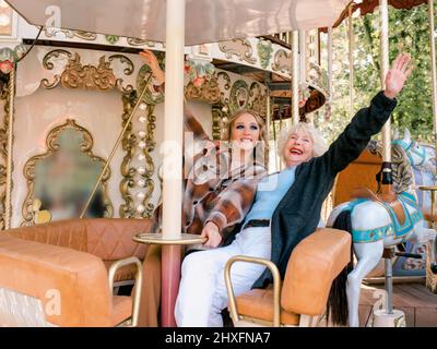portrait d'une femme âgée avec sa fille passant un bon moment ensemble au parc d'attractions. Le verrouillage est terminé, la famille, les relations, les soins, Banque D'Images