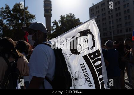 Santiago, Metropolitana, Chili. 11th mars 2022. Un partisan avec le drapeau du nouveau président du Chili, Gabriel Boric, en attendant son arrivée au palais de la Moneda, à Santiago, au Chili. (Credit image: © Matias Basualdo/ZUMA Press Wire) Banque D'Images