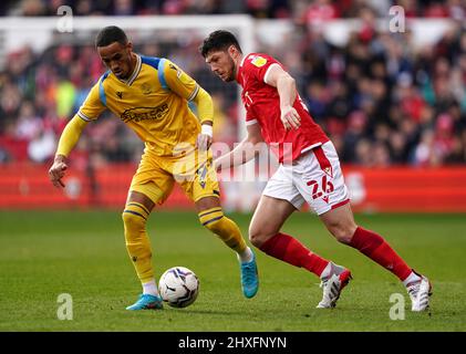 Tom Ince de Reading (à gauche) et Scott McKenna de Nottingham Forest se battent pour le ballon lors du match de championnat Sky Bet à City Ground, Nottingham. Date de la photo: Samedi 12 mars 2022. Banque D'Images