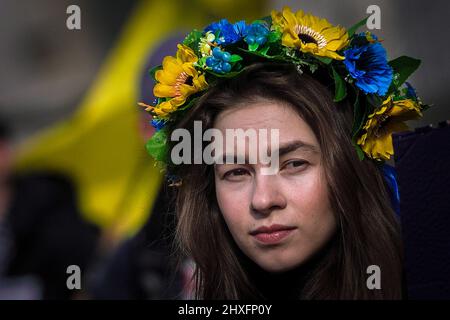 Londres, Royaume-Uni. 12th mars 2022. Les Britanniques-Ukrainiens et les partisans poursuivent leurs manifestations et leurs rassemblements près de Downing Street tandis que les forces russes poursuivent leur avancée et leur action militaire agressive dans plusieurs régions d'Ukraine, dont Kiev. Credit: Guy Corbishley/Alamy Live News Banque D'Images