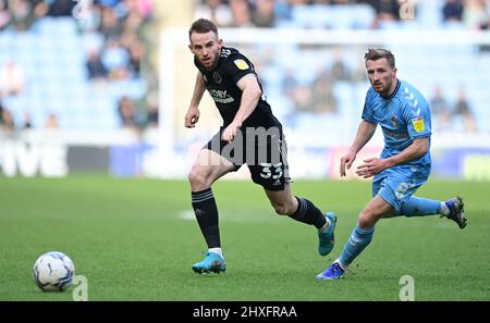 Coventry, Angleterre, 12th mars 2022. Rhys Norrington Davies, de Sheffield Utd, passe devant Jamie Allen, de Coventry City, lors du match du championnat Sky Bet à la Coventry Building Society Arena, à Coventry. Le crédit photo devrait se lire: Ashley Crowden / Sportimage Banque D'Images