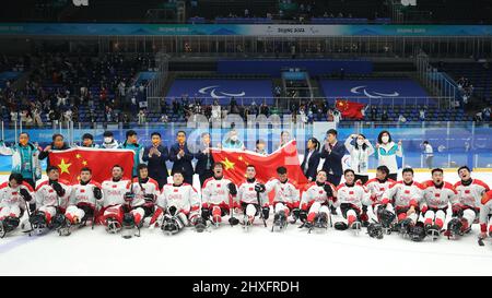 Pékin, Chine. 12th mars 2022. Les joueurs de Chine posent avec des membres de l'équipe après le jeu de médaille de bronze de hockey sur glace Para entre la Chine et la Corée du Sud des Jeux paralympiques d'hiver de 2022 à Beijing au National Indoor Stadium à Beijing, capitale de la Chine, le 12 mars 2022. Crédit: Ma Xiping/Xinhua/Alamy Live News Banque D'Images