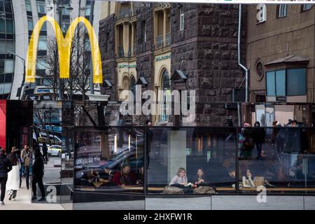 Moscou, Russie. 12th mars 2022 Vue sur un restaurant McDonald’s dans la rue Tverskaya, dans le centre de Moscou, en Russie Banque D'Images